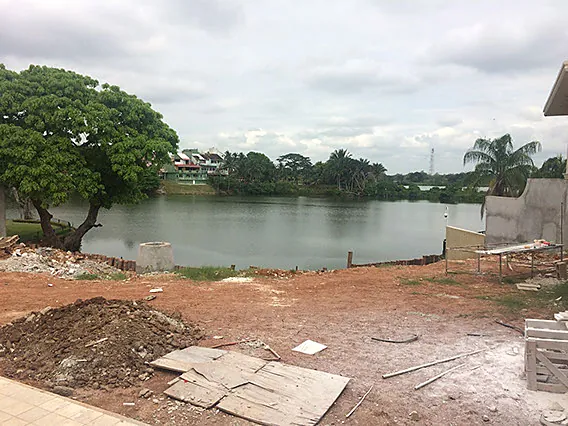 Terreno junto a la laguna antes de la obra