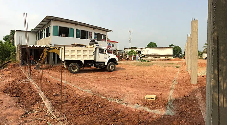 Inicio de obra con trazo en el terreno y camión de volteo