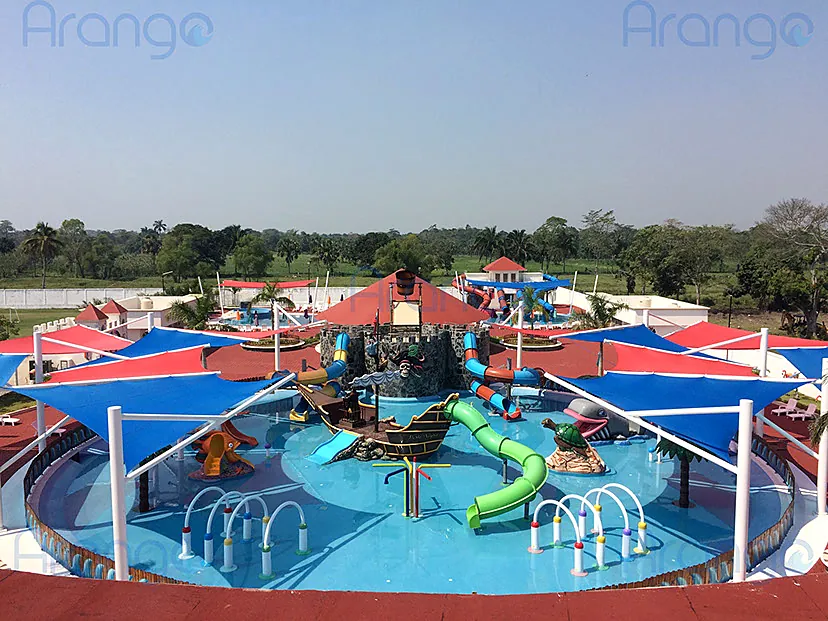 Chapoteadero con juegos y toboganes de parque acuático