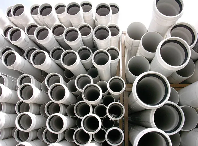 Tubos de PVC de varios diámetros apilados
